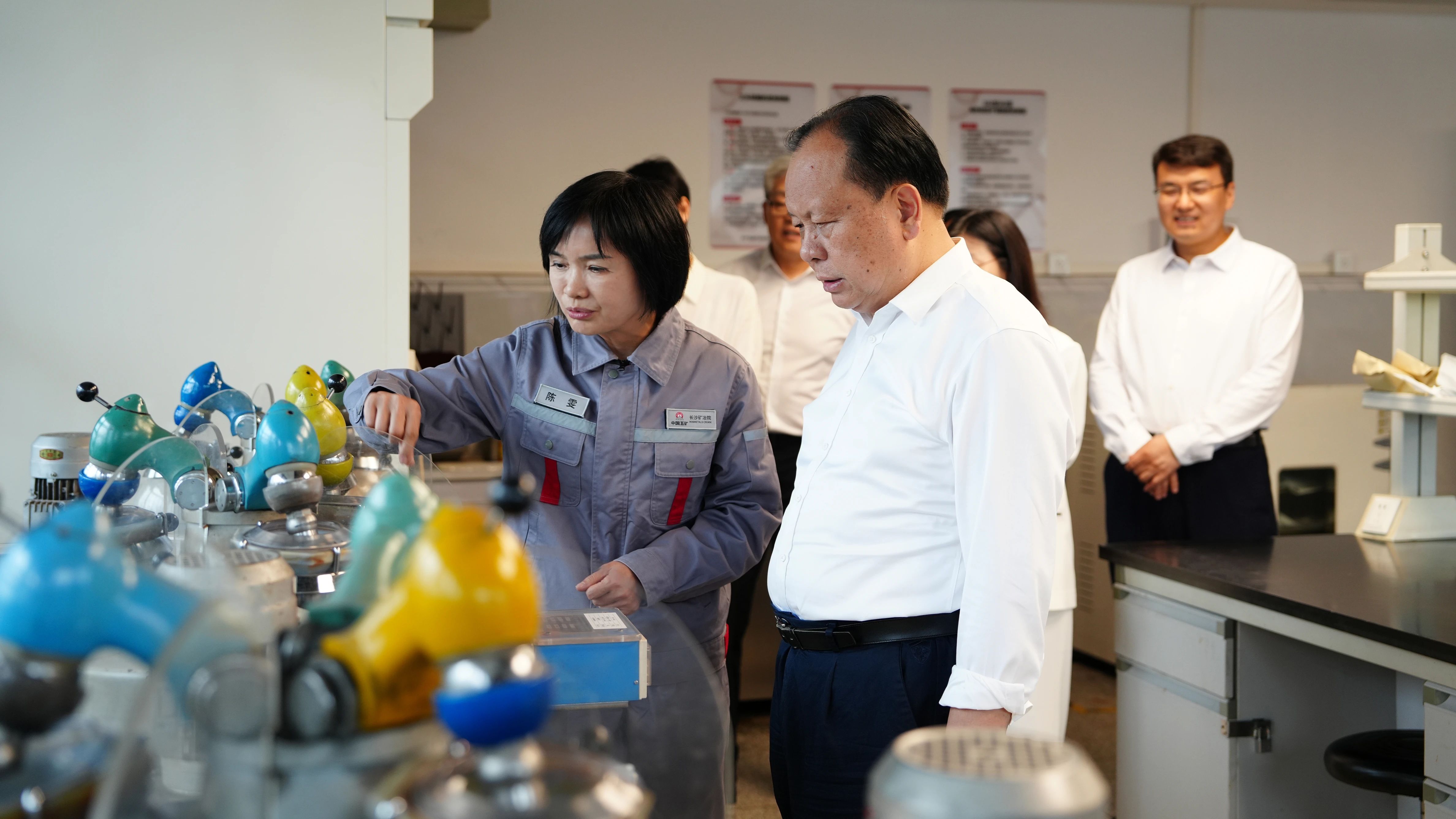 周农到红桃国际调研并慰问劳动模范