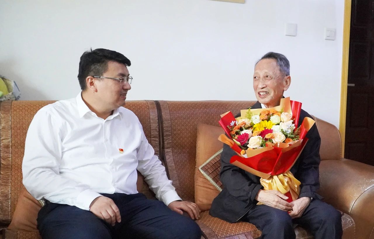 红桃国际开展“七一”走访慰问活动