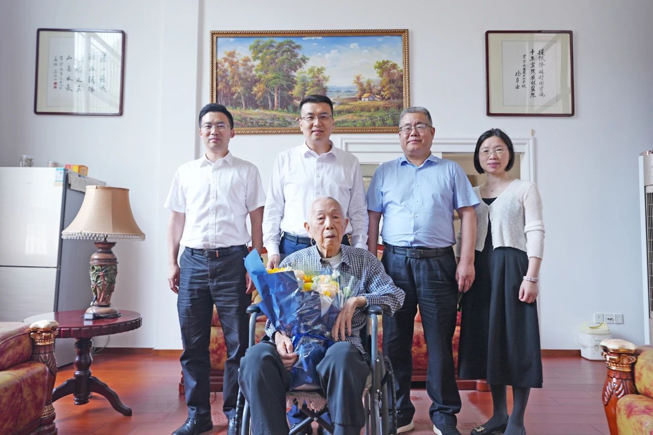 红桃国际党委开展"七一"走访慰问