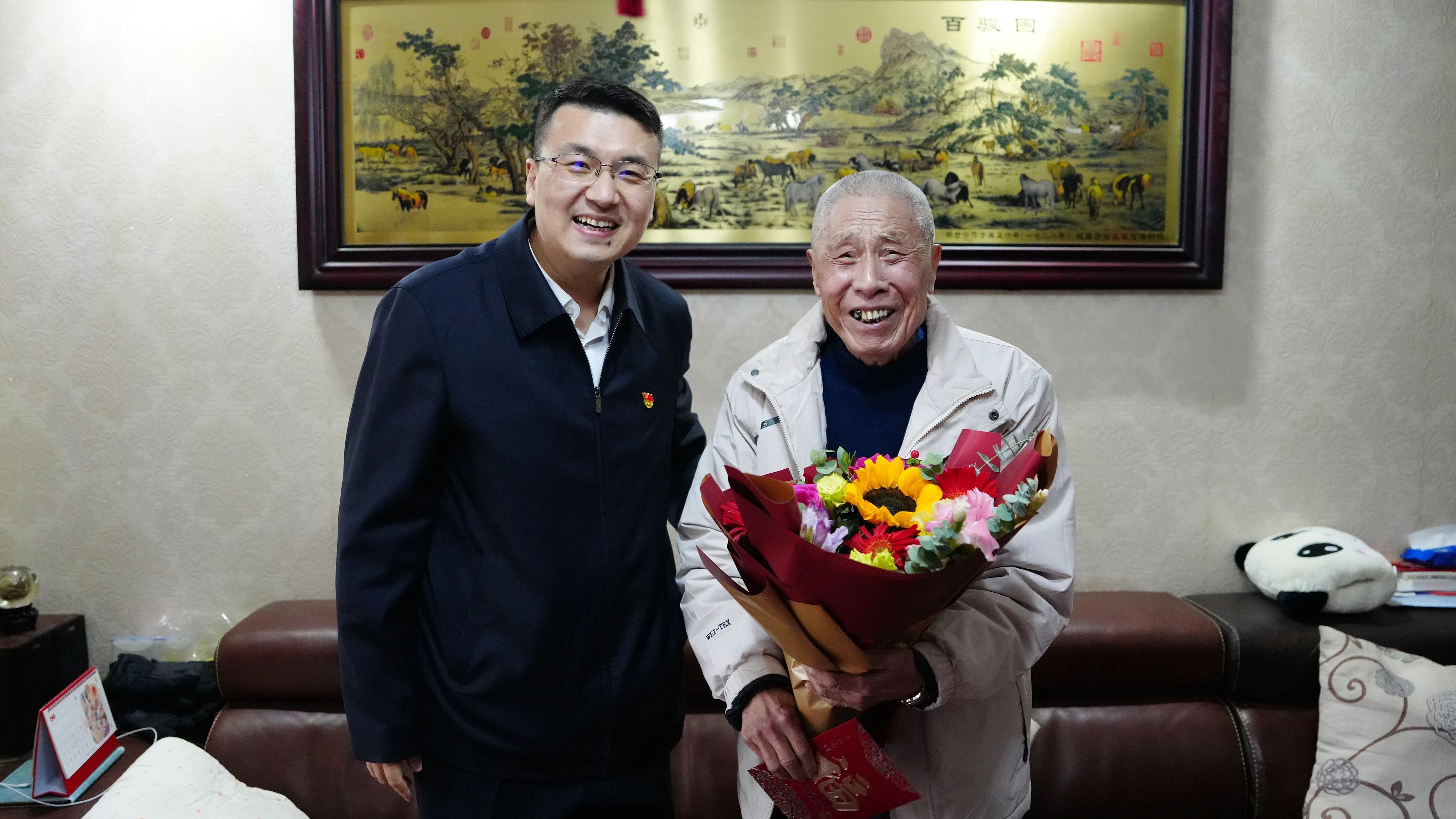 红桃国际党委开展蛇年新春走访慰问